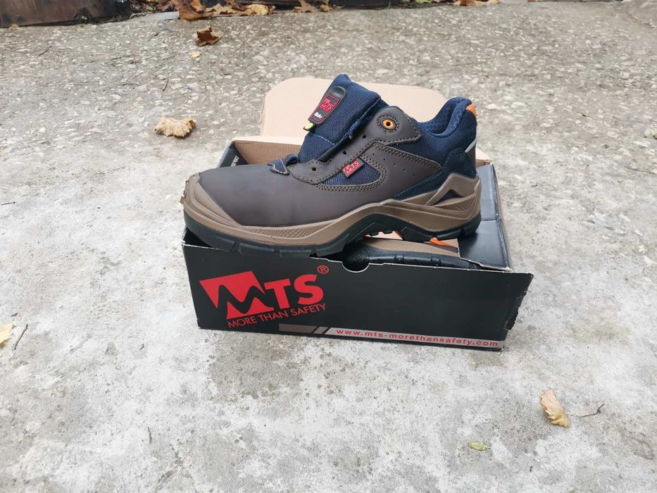 Предлагам чисто нови работни обувки три чифта марка .