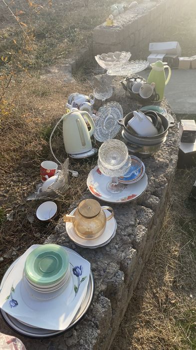 Посуда разная, тарелки, хрусталь, бокалы, сервис
