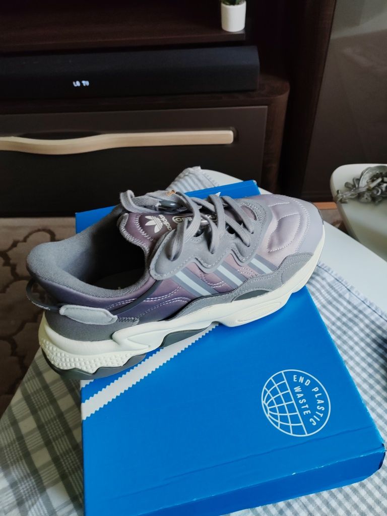 Adidas ozweego noi.