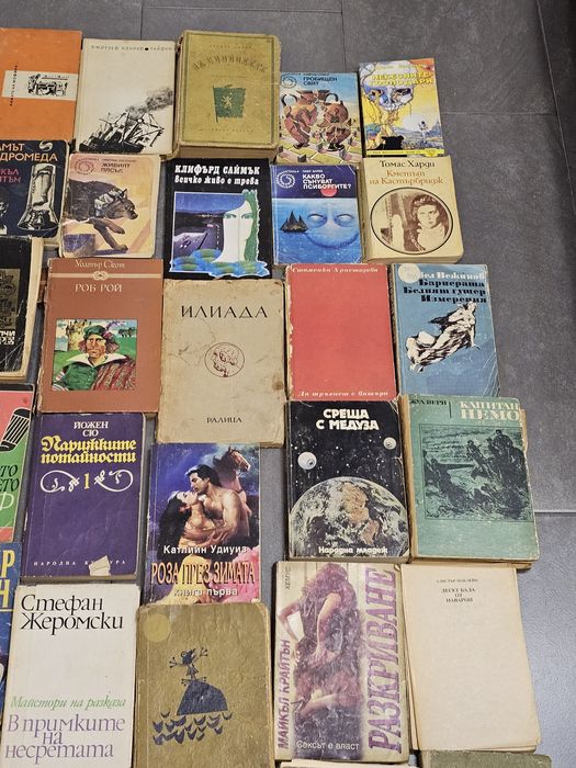 Подарявам множество книги