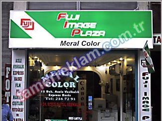 Reclama mare, cutie de 4m X 1m iluminat Fujifilm