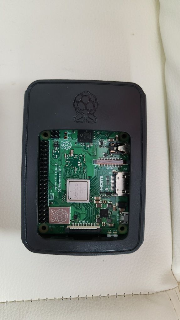 Raspberry Pi 3B+ cu incarcator, carcasa si card 32 GB