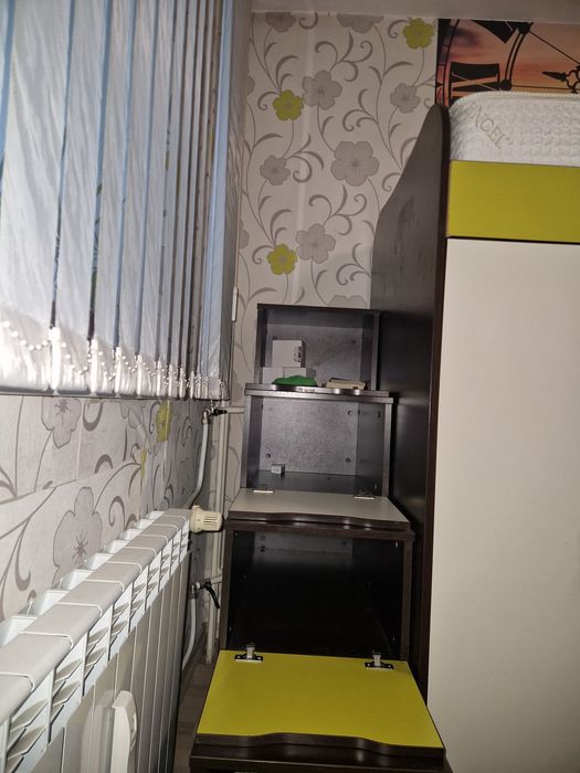 Двуетажно легло с много шкафове