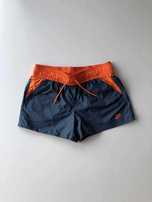 Pantaloni scurți Nike bicolor – sport și practici