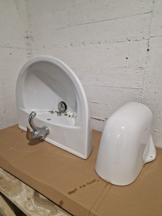 Vand lavoar cu baterie suspendat