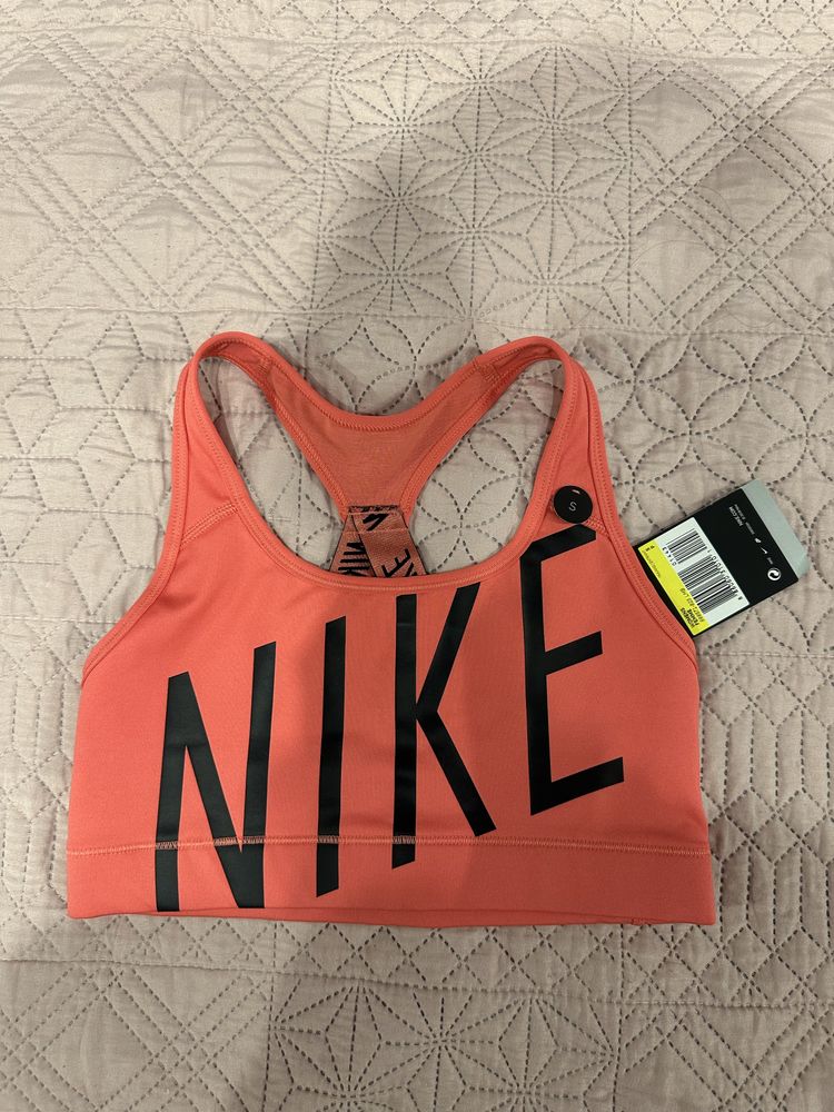 Нови Бюстиета Nike и Adidas с етикети