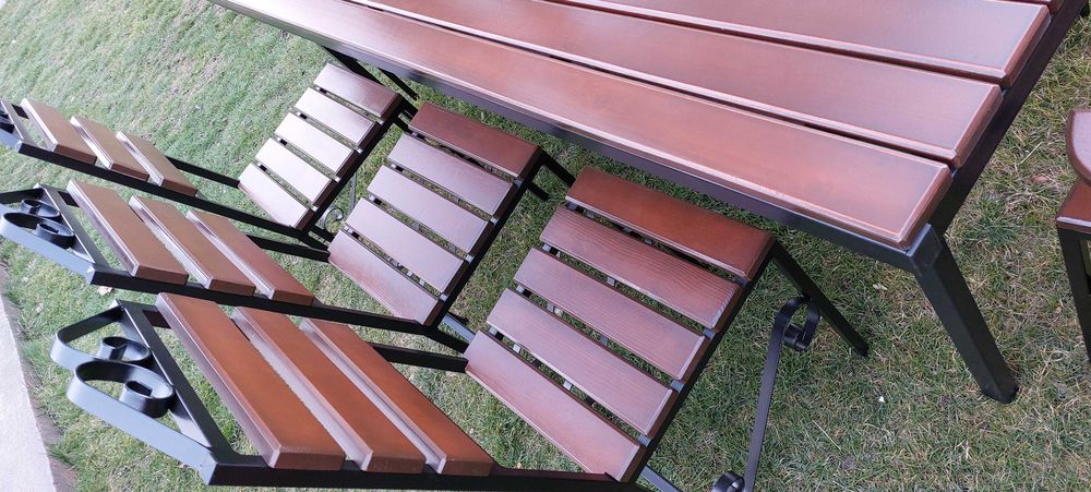 Masa cu 6 scaune simple si 2 cu cotiere