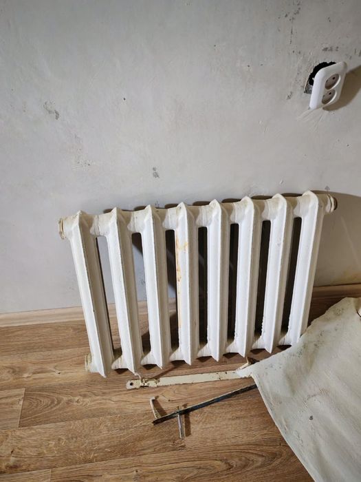 Продам 5 б/у чугунных батарей