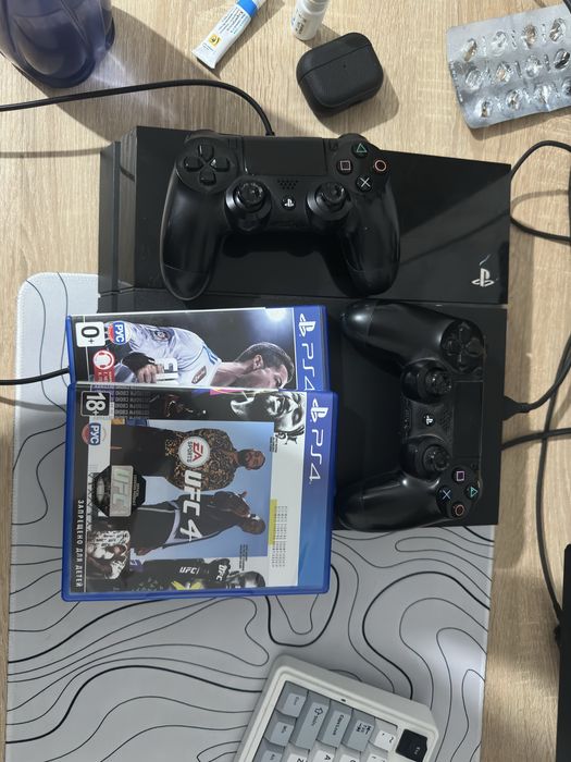 PlayStation 4 (500GB) + 2 джойстика + 2 игры