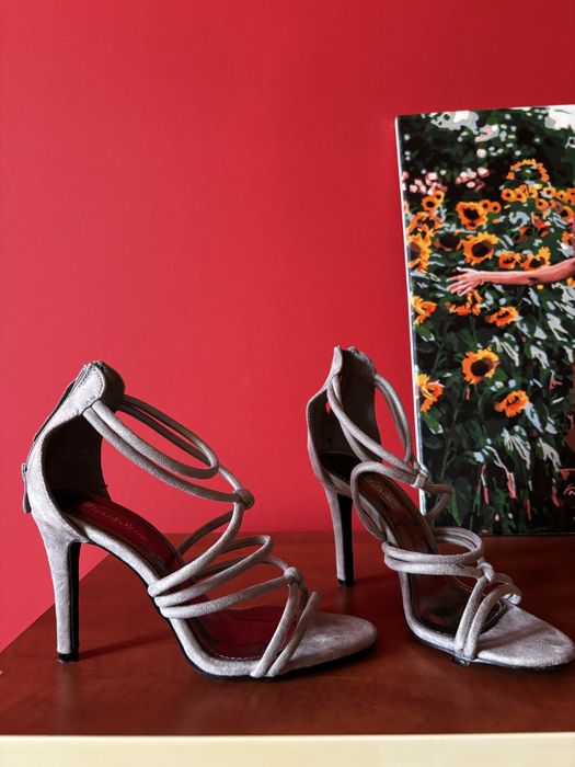 Sandale cu toc                   .