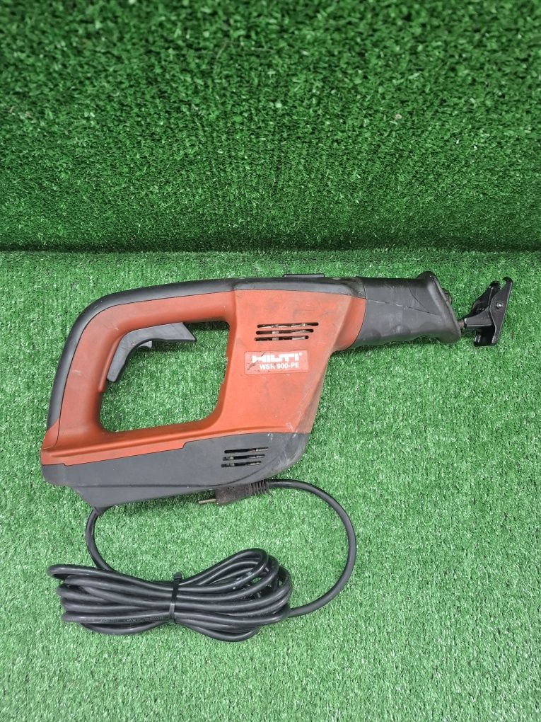 Саблен трион на Hilti WSR 900-PE с регулаж на оборотите
