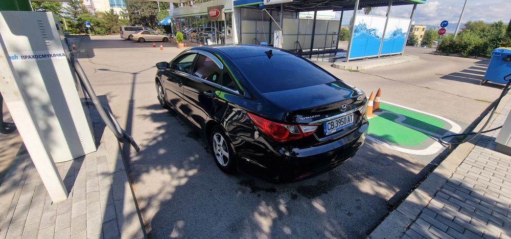 Hyundai Sonata..