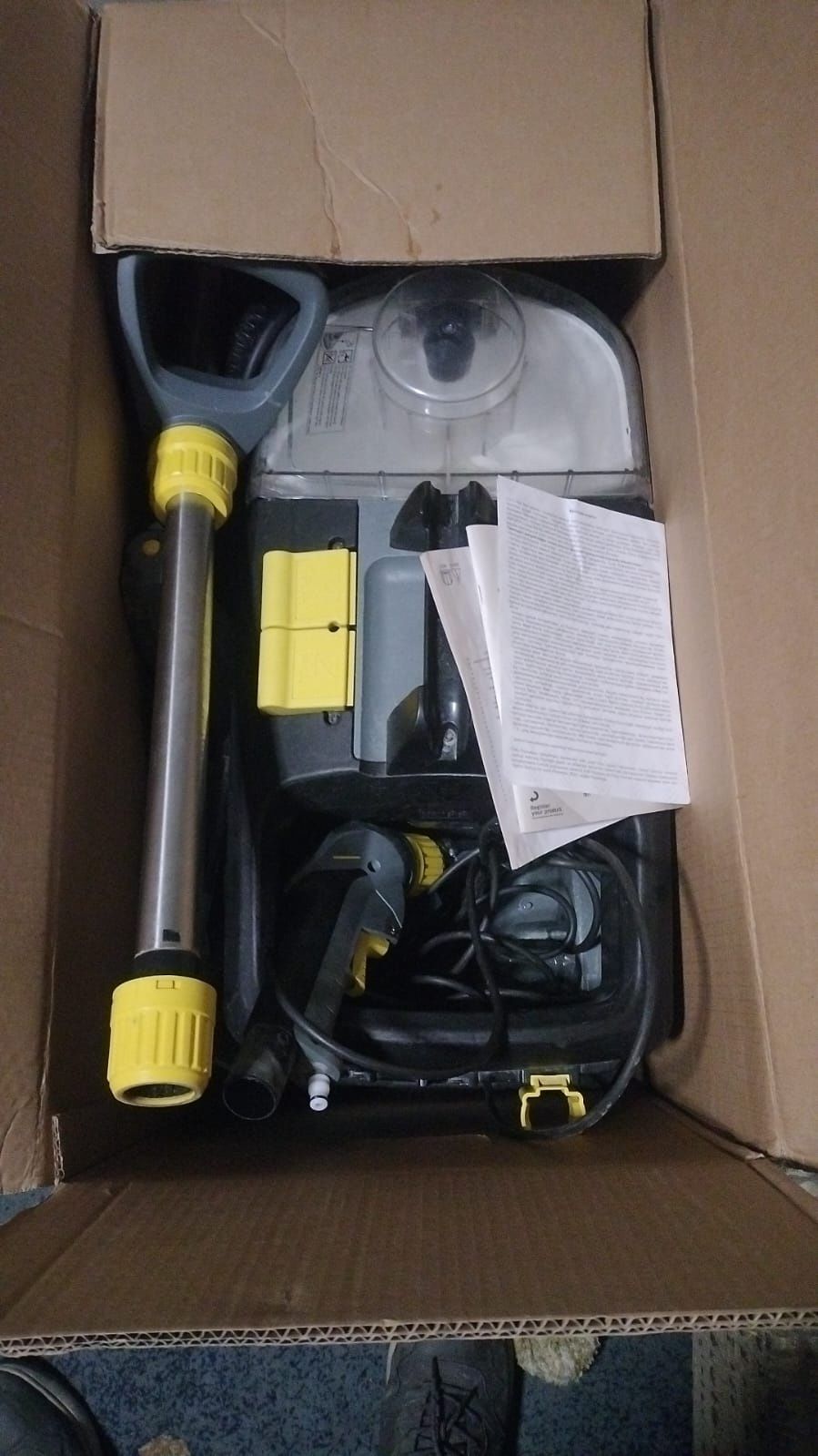 Продам профессиональное моющий пылесос KARCHER PUZZI  10/1