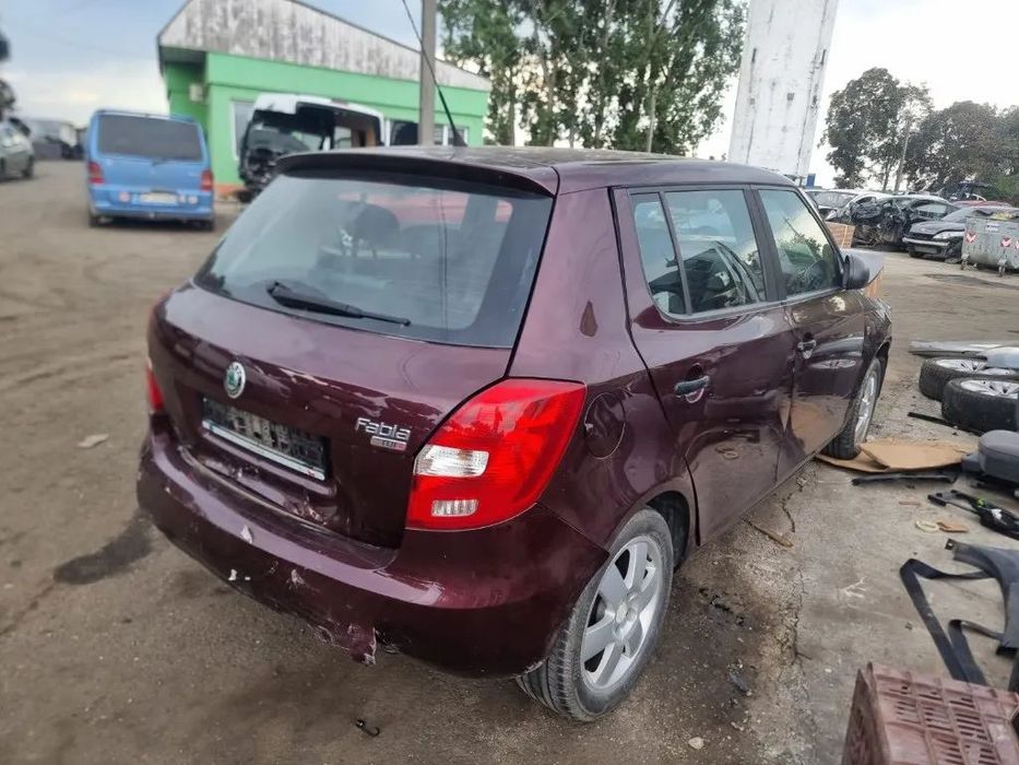 Dezmembrez Skoda Fabia 5J, motor 1.6 tdi 90 cp cutie de viteze manuala 5+1
