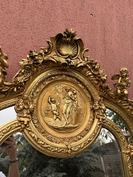 Oglinda impunatoare in stil baroc, cu rama aurie