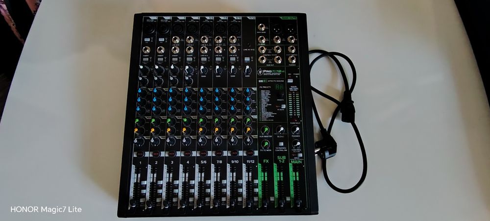 Продавам миксер Mackie ProFX12v3