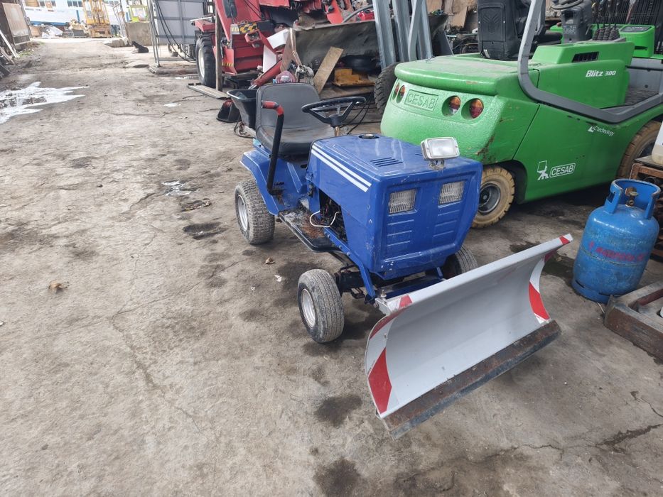 Трактор с лопата снегорин