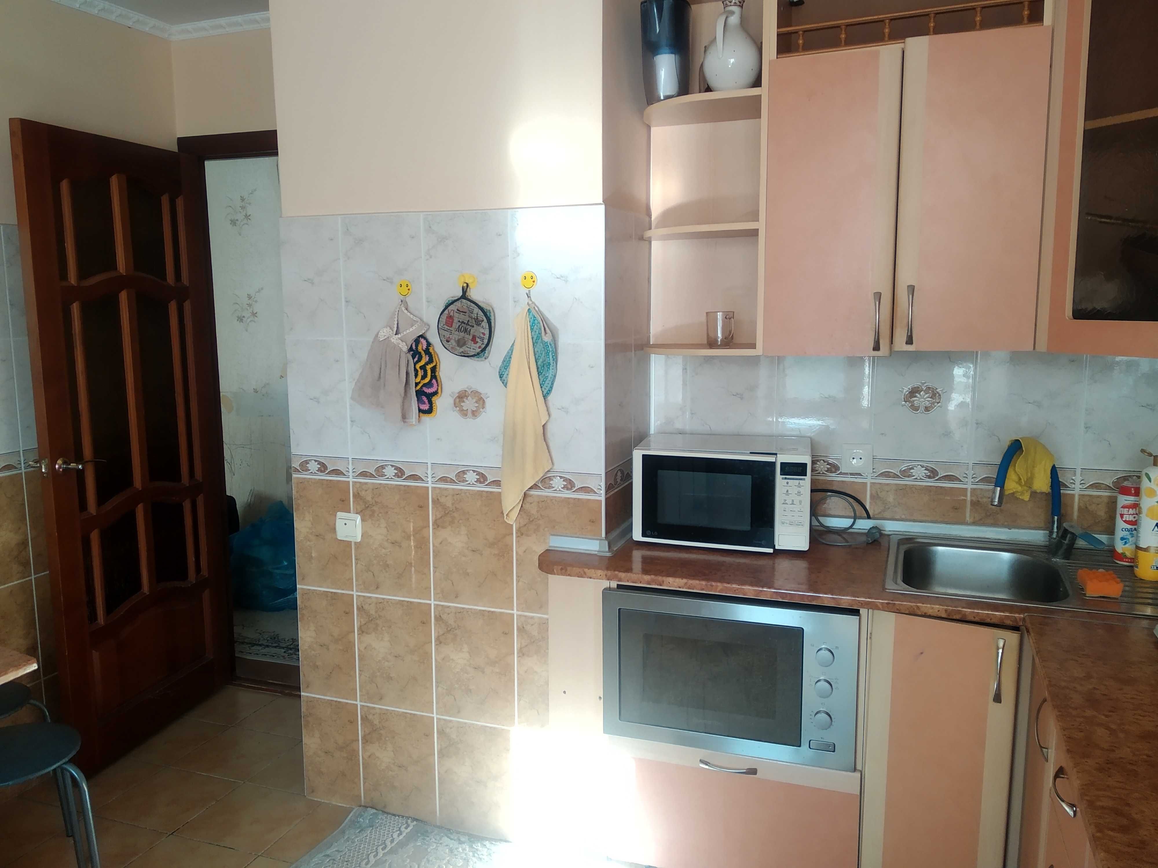 Продам 4-ех комнатную квартиру в районе центрального стадиона