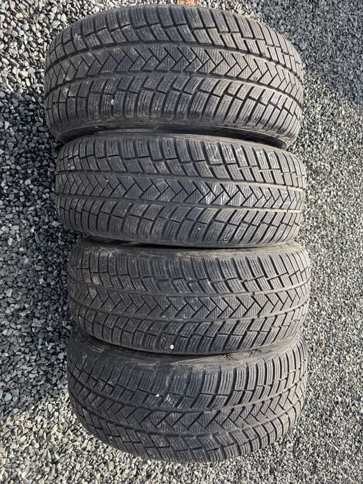Set 4 anvelope 225 55 r17 vredestein de iarna