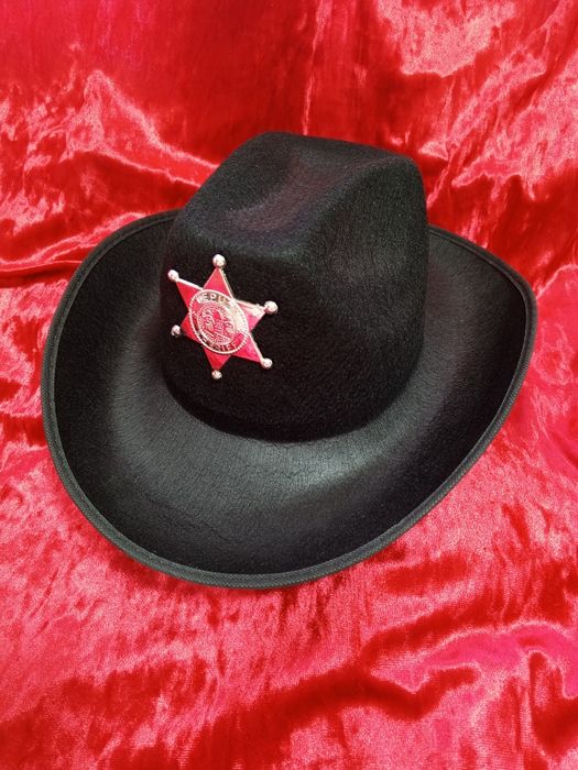 Шляпы разные, фуражки карнавальные в наличии и на заказ