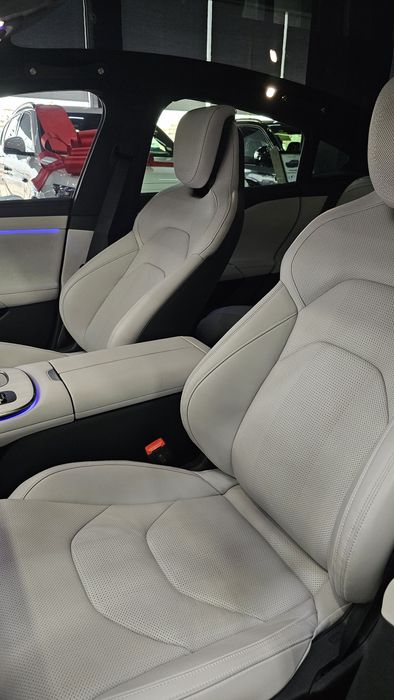 XIAOMI SU7 MAX 

> Yuqori tezligi : 265 km/h
> Ot kuchi : 673
> Batare