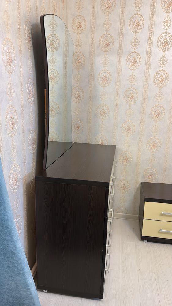 Продается комод с зеркалом