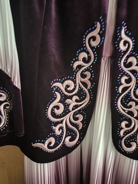 Платье с кажикейкой очень красивое с вышивкой плиссе