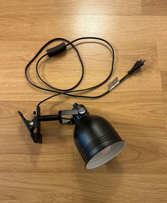 Vând lampă / veioză cu clemă THEODOR (Jysk) – cu bec Philips inclus