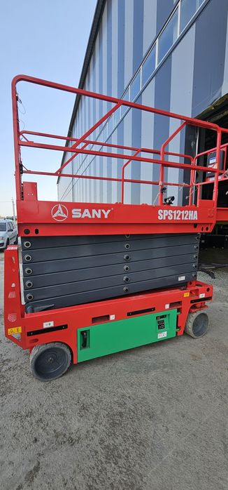 Ножничный подъёмник самоходный высота 12 метров , рабочая 14 метро