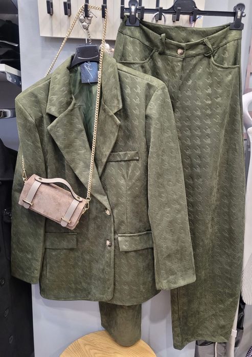 Костюм панталон и сако в кафяво