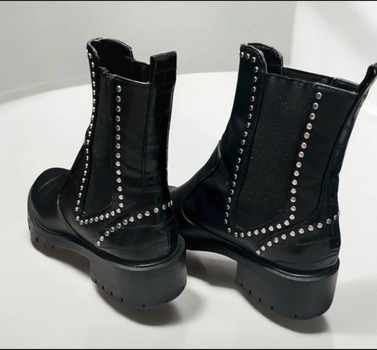 Ghete damă negre cu ținte decorative – stil rock