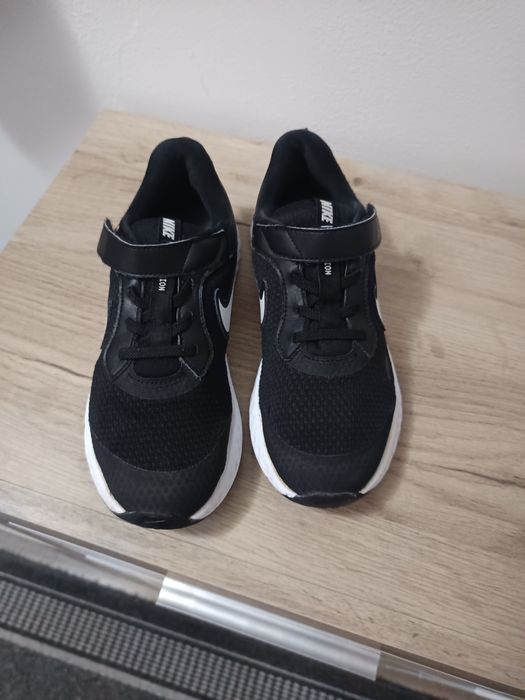 Adidași Nike Revolution