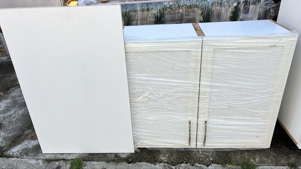 Шкафове в комплект и гръб  . Използвани но в добро състояние .