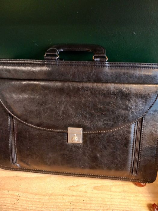 П родавам кожена чанта за лаптоп и документи