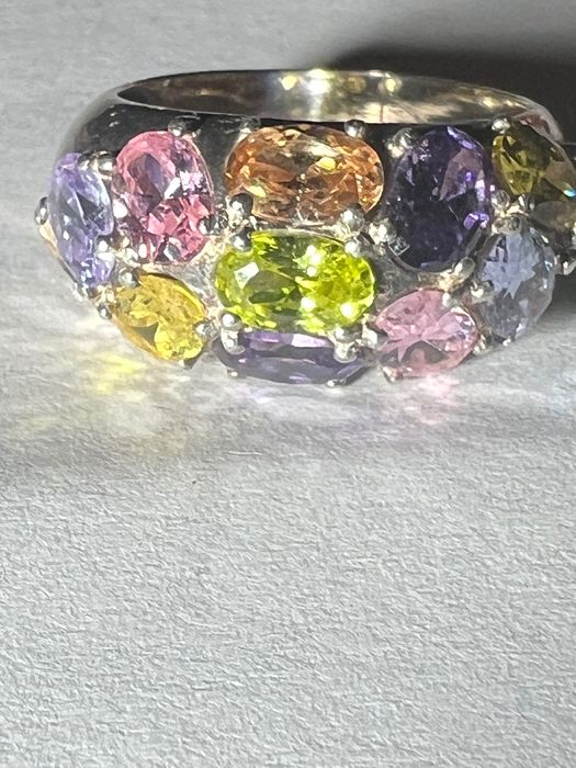 Inel de argint cu zirconii colorate și set de argint