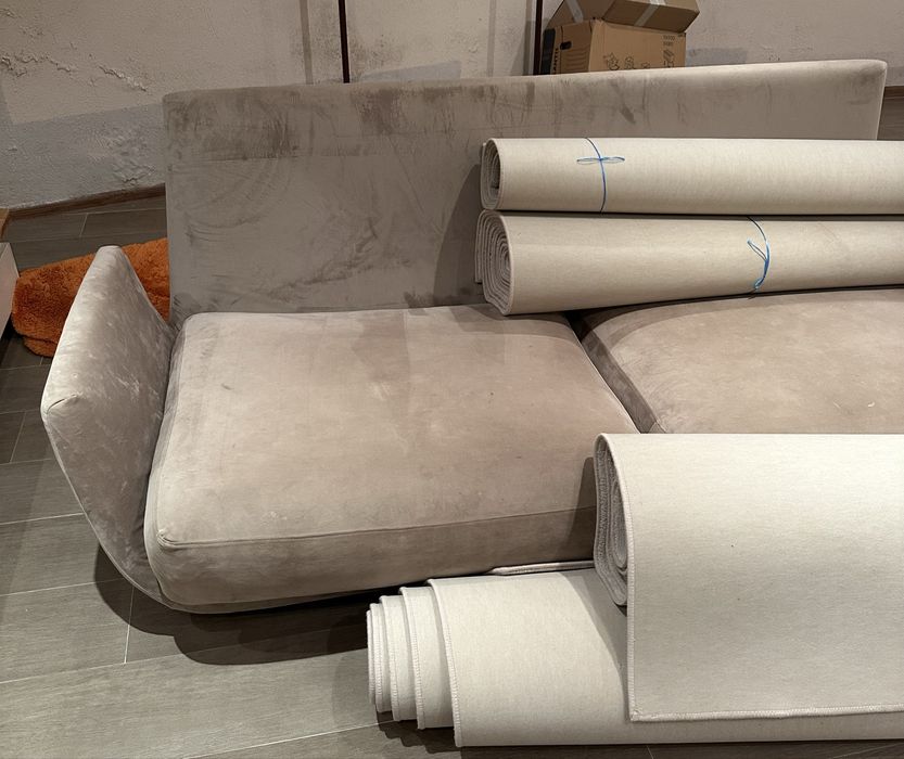 Холна гарнитура: дивани: двойка и тройка в бежово от плюш