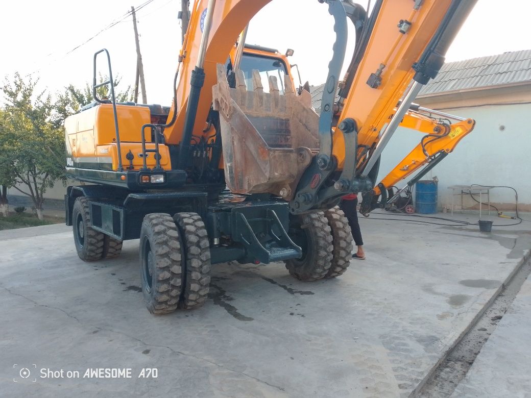 Ekskavator Hyundai sotiladi yili 2015