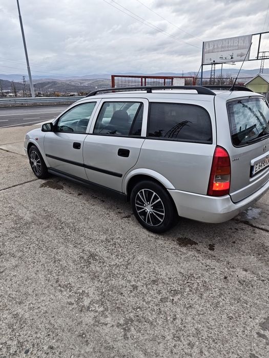 Продавам Опел Астра