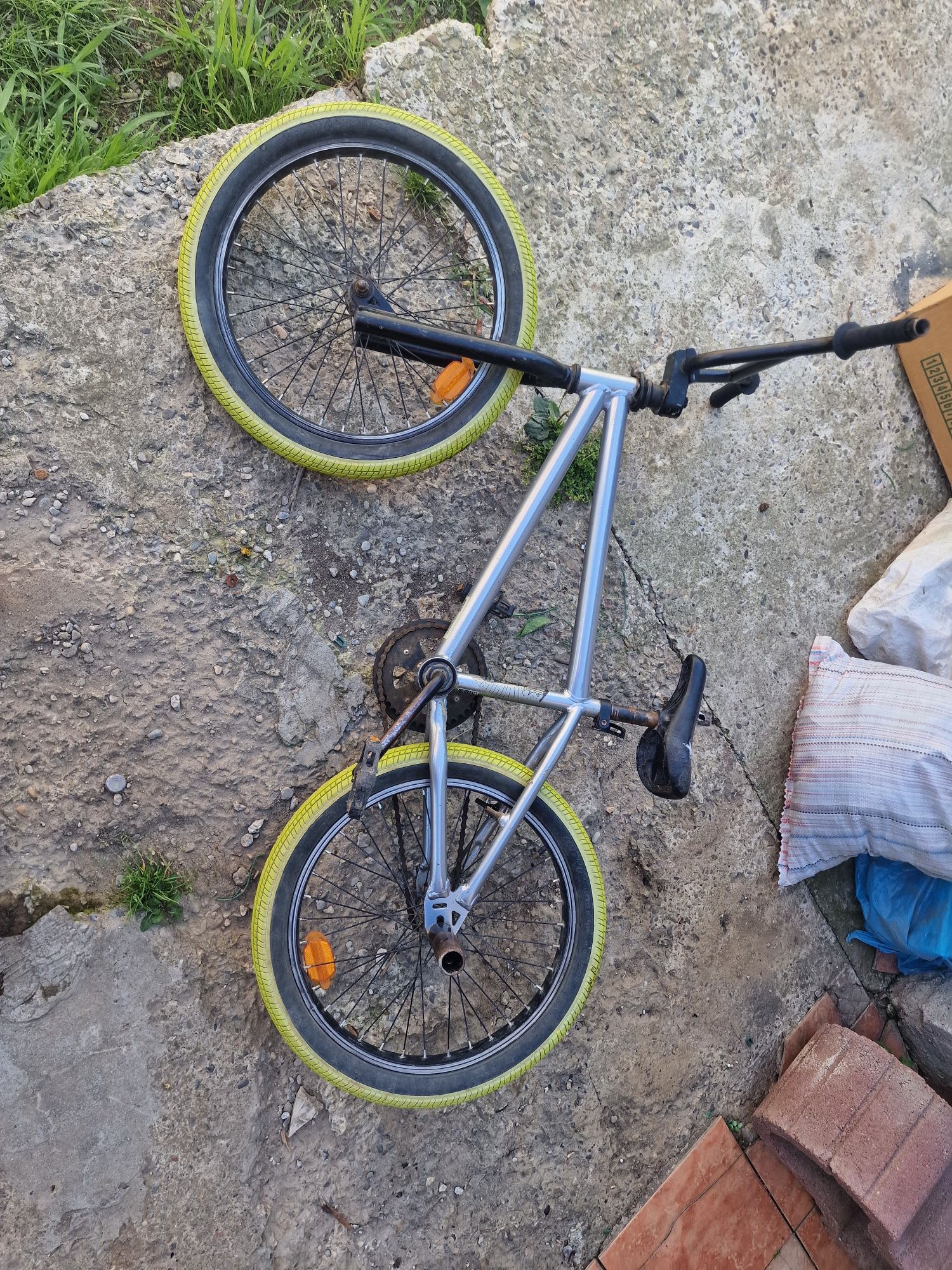 Bmx Dechatlon set Peguri spate cadou.    Preț negociabil