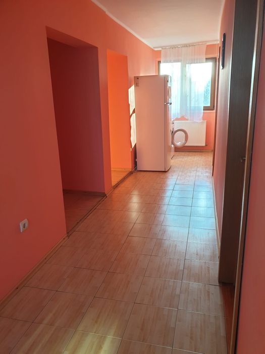 Închiriez camere la villă.