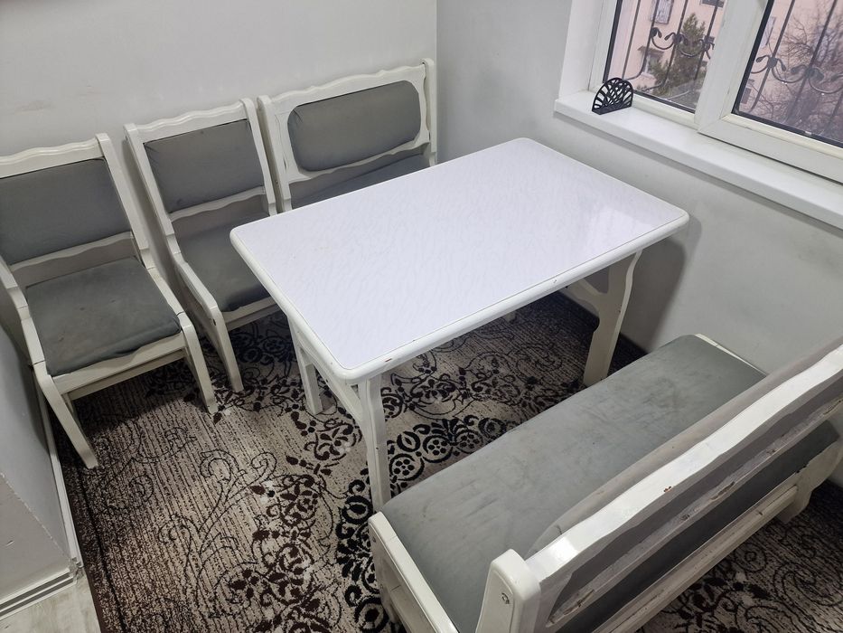 Кухонный стол и стулья