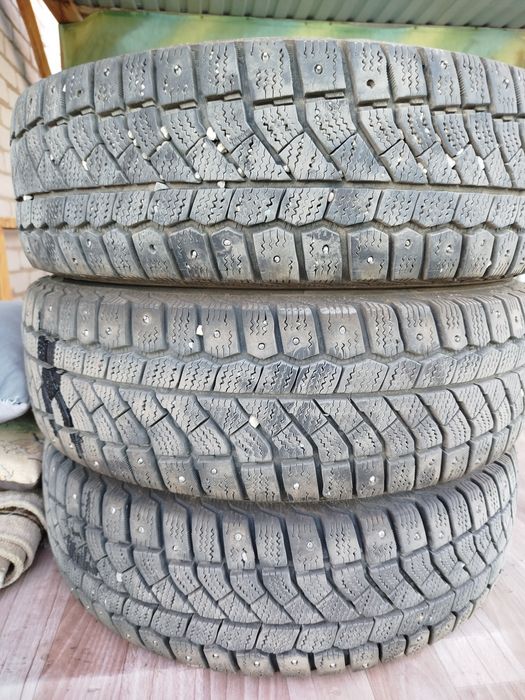 Продам шины зимние шипами