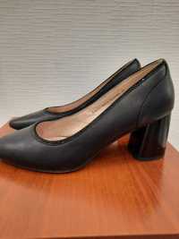 Туфли женские  черного цвета размер 37