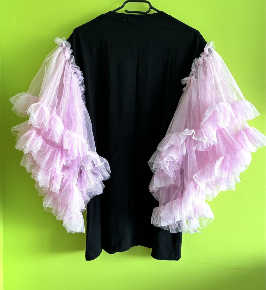 Черна дамска тениска с розови ръкави и камъни - oversize, ръчна работа