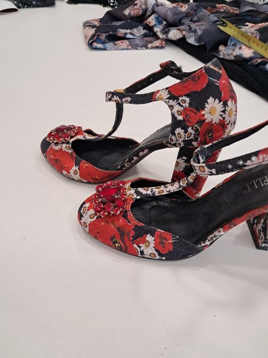 Sandale inflorate marimea 40