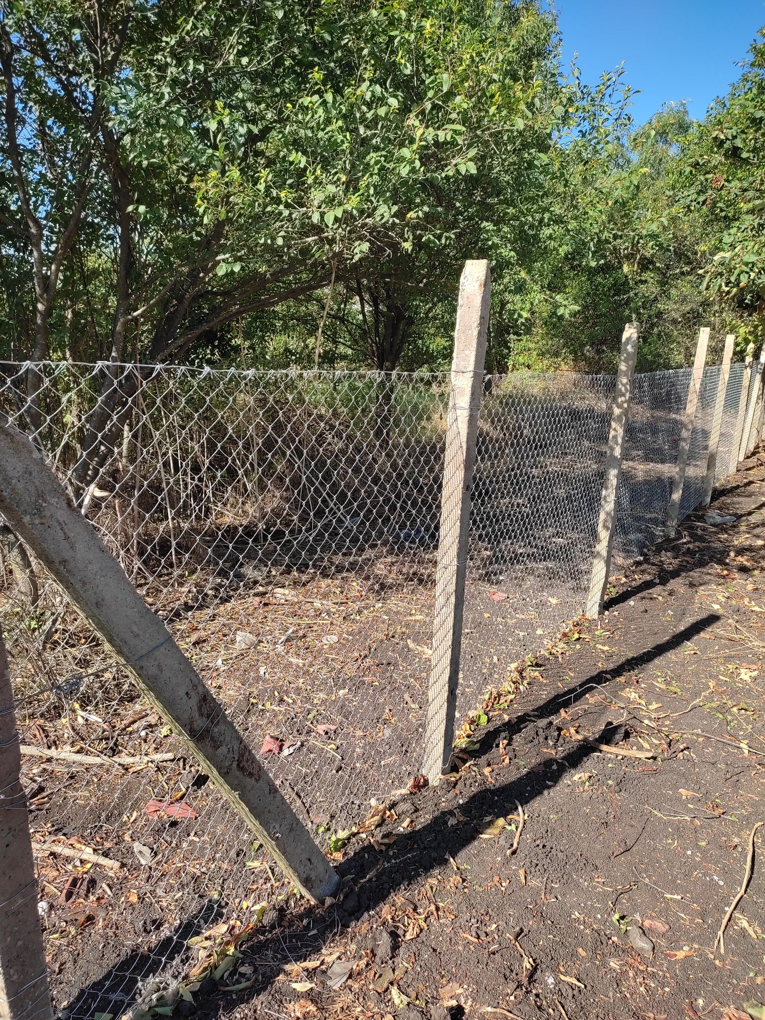 Изграждане на ограда с циментови колове и оградна мрежа