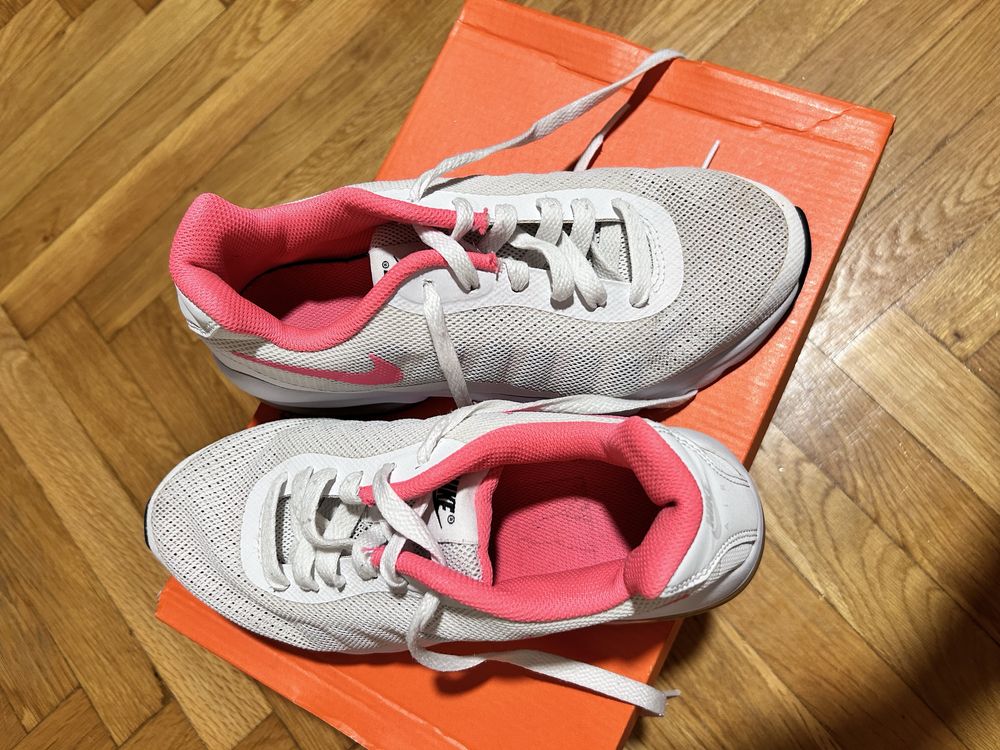 Дамски маратонки Nike
