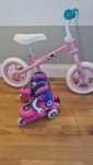 Vând bicicleta fără pedale și role pentru fetita masura 26-28