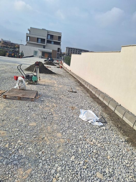 Amenajări cu pavaje.  Curți, parcări și trotuare.