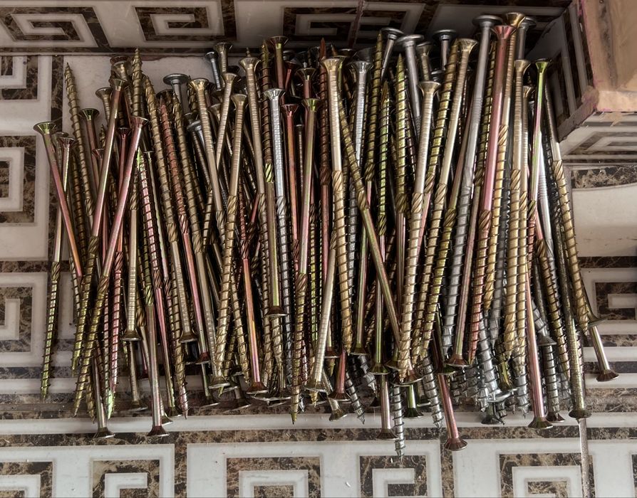 Vand suruburi pentru constructi